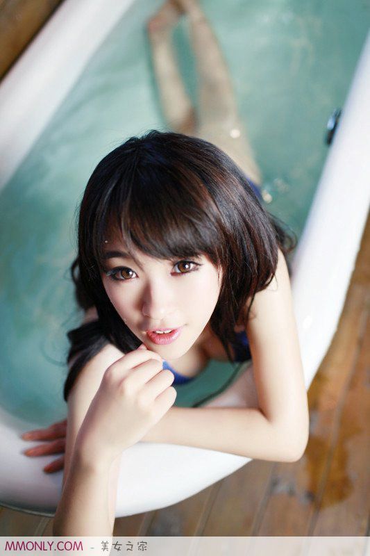 90后妩媚内衣美女浴室湿身照