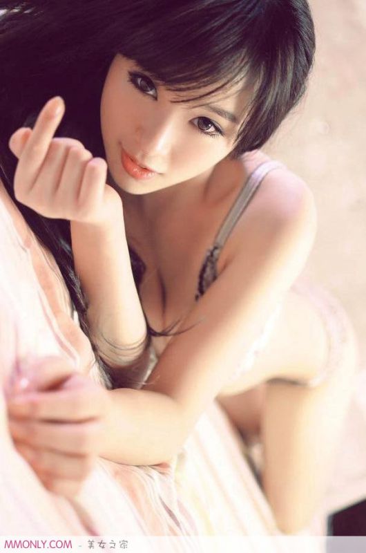 90后妩媚内衣美女浴室湿身照