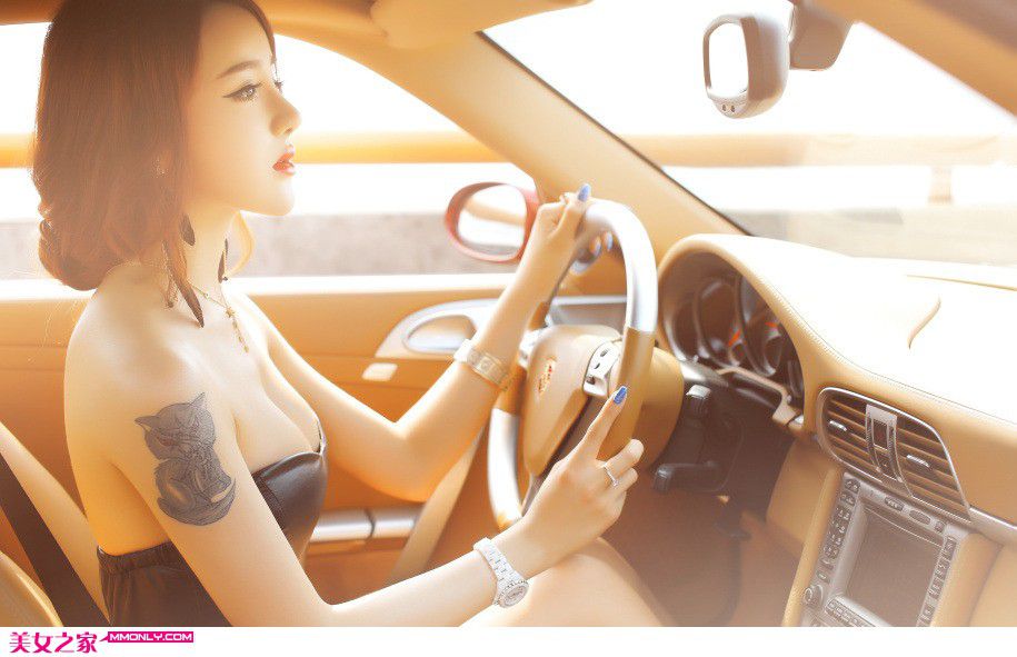 车模刘雯雯性感酥胸诱人写真