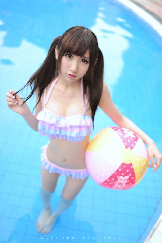 清纯萝莉泳池俏皮比基尼写真照