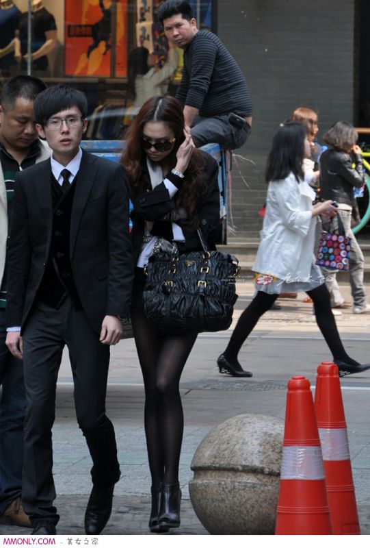 街拍潮流黑丝美女高清写真
