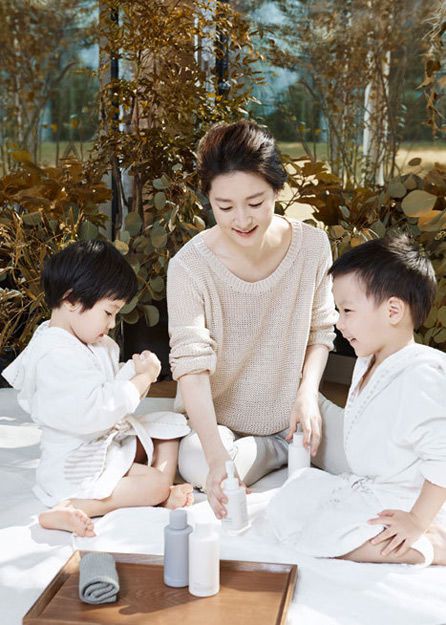 李英爱携龙凤胎儿女温馨迷人高清写真