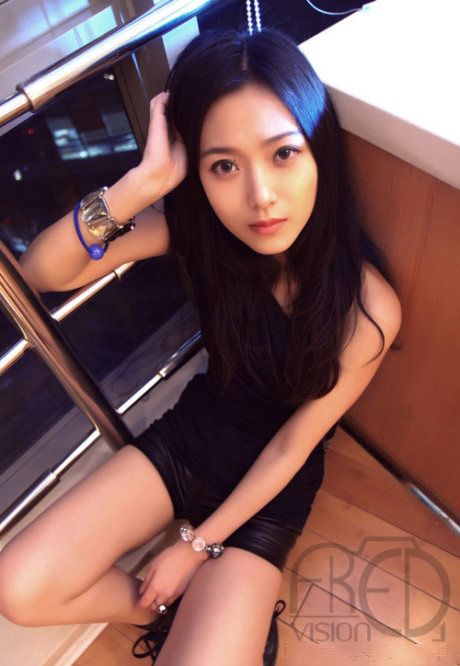 长发短裙美女室内迷人写真