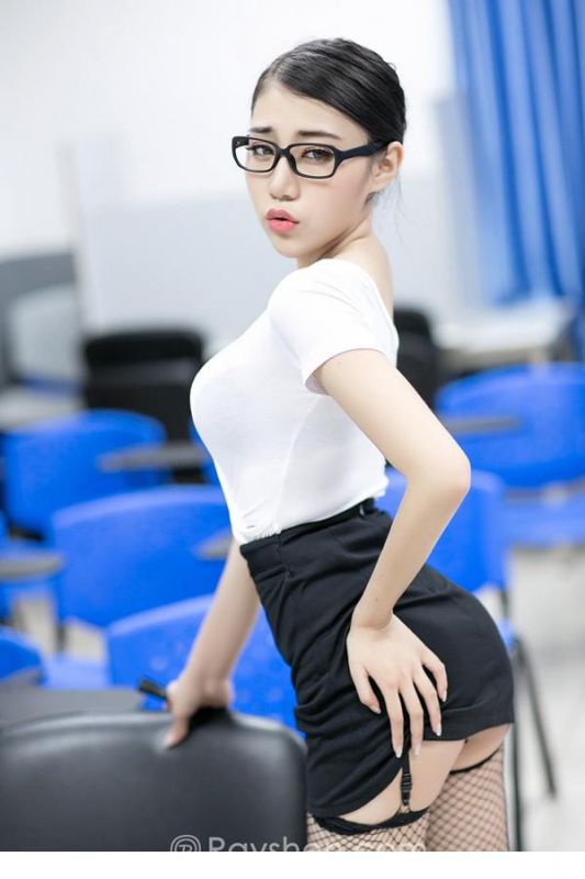 性感美胸黑丝女教师室内撩人写真