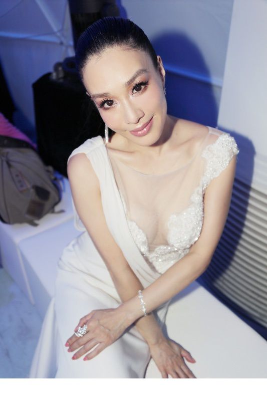 女星钟丽缇长裙高清活动照