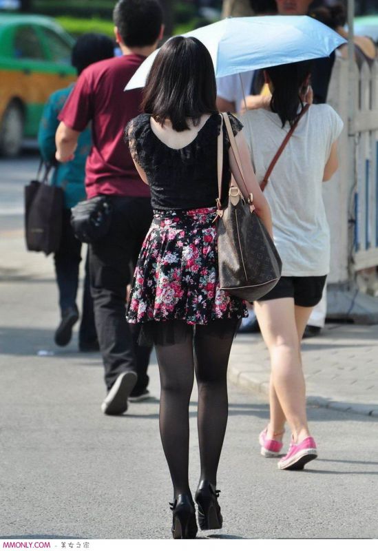 丝袜美女街头迷人写真