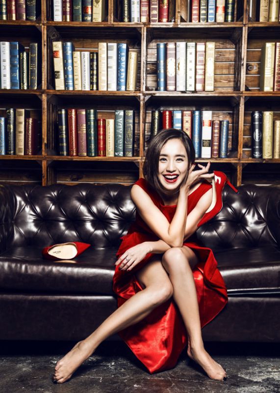 王智性感红裙写真展女王气质