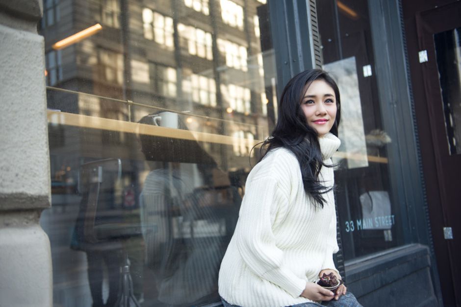 美女明星刘芸甜美街拍写真