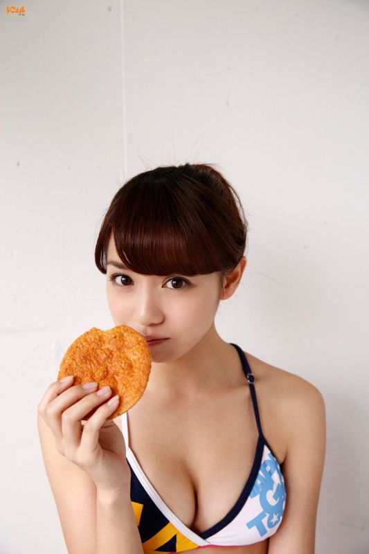 甜美女孩奥仲麻琴性感美胸私房照