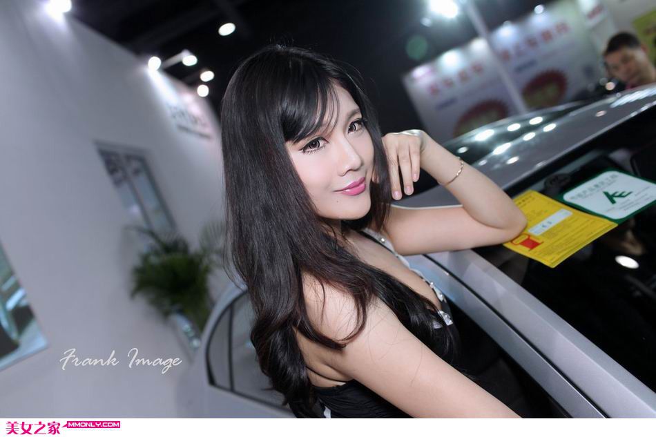 丰满嫩模性感诱人写真