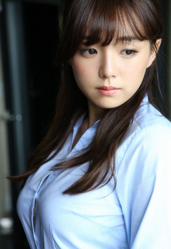 大胸女优筱崎爱性感制服写真