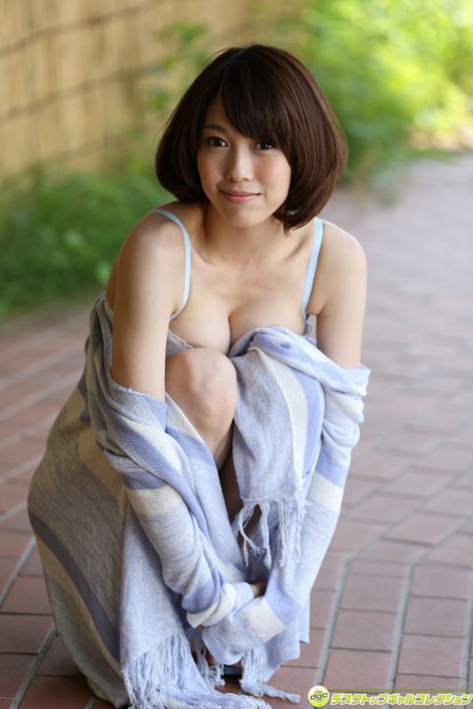 酥胸美女秦瑞[户外诱人写真