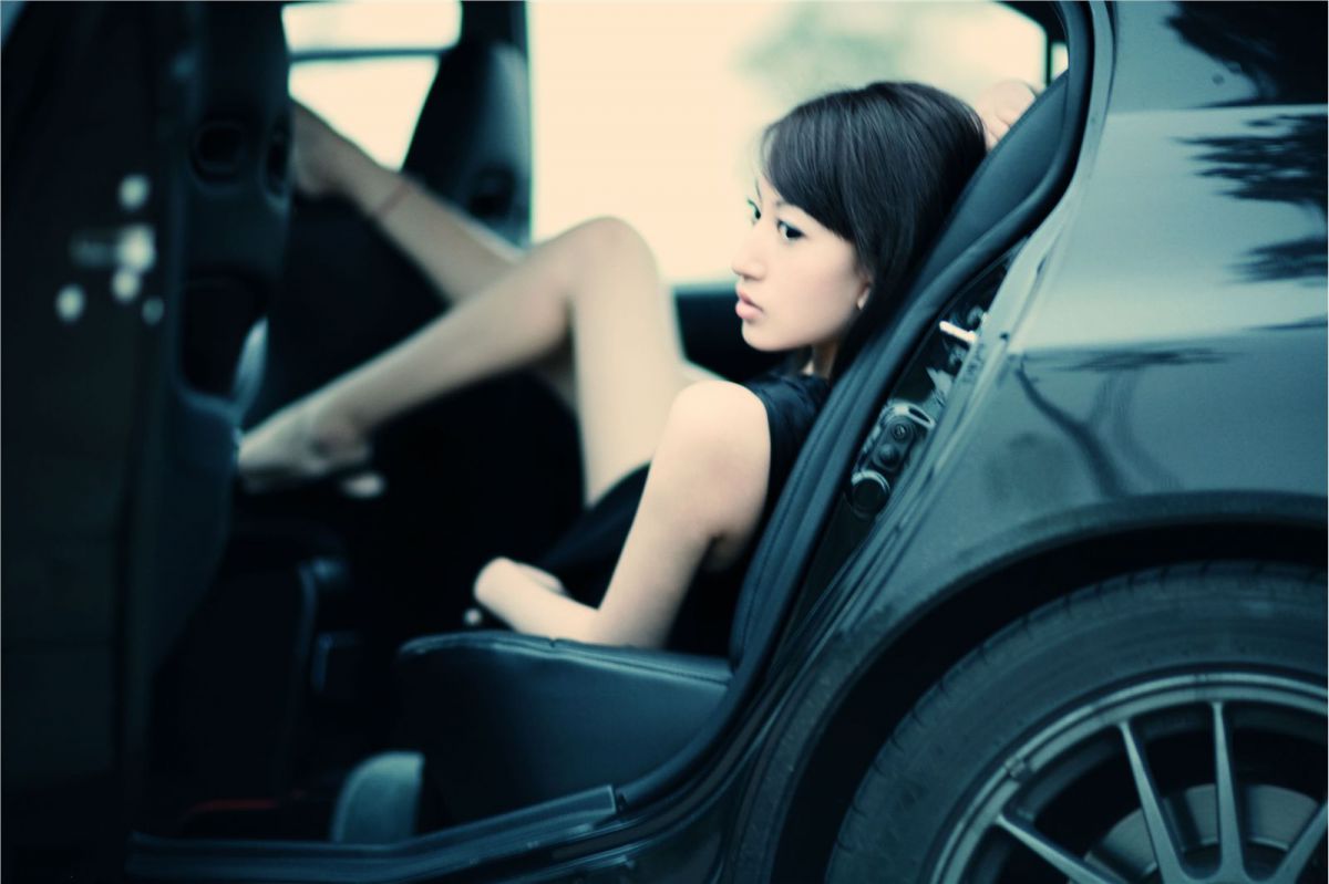 性感香车美女户外秀美腿写照