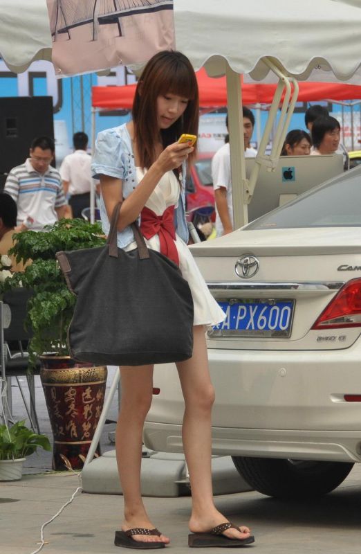 街拍纤瘦可爱美眉高清写真