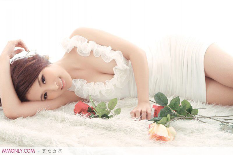 妩媚短裙美女私房迷人写真