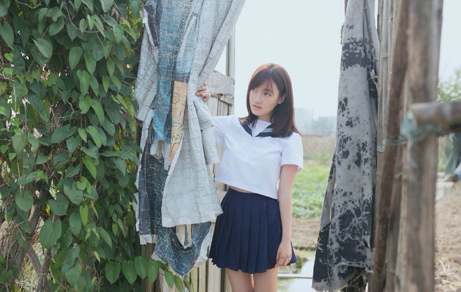 最美校服女生高晴户外写真拍摄