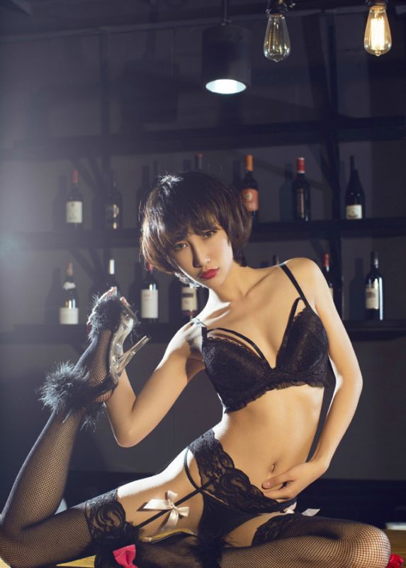 张梓瑗性感内衣秀傲人双峰写真