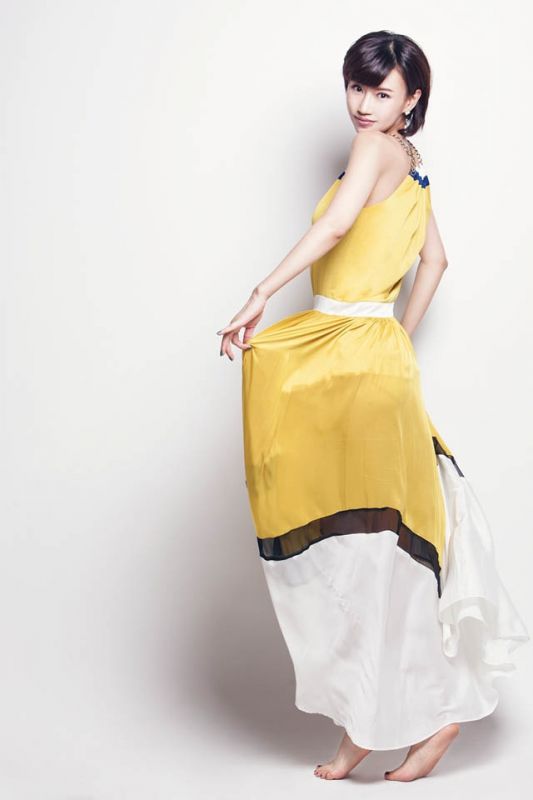 魏晴短发长裙迷人高清写真