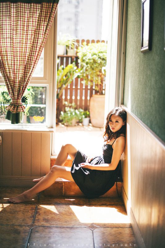 性感吊带裙美胸美女私房诱人写真