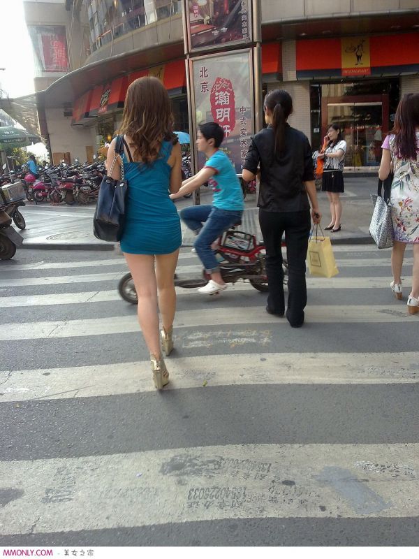 性感短裙高跟美女街头写真