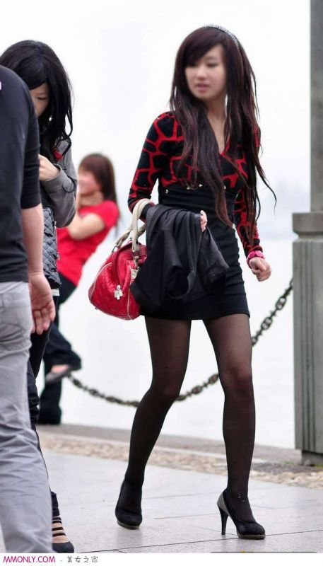 短裙黑丝美眉街头迷人写真