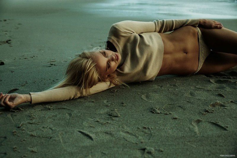 欧美性感美胸美女沙滩诱人写真