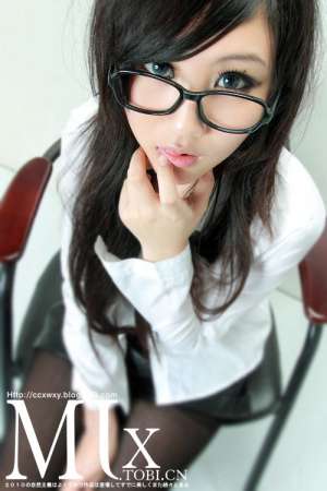 黑丝制服美女私房迷人写真