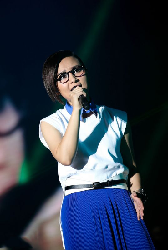 靓丽女星周笔畅演唱会活动照
