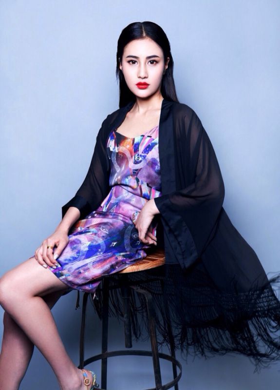 美女明星安金莉娅气质优雅短裙迷人写真