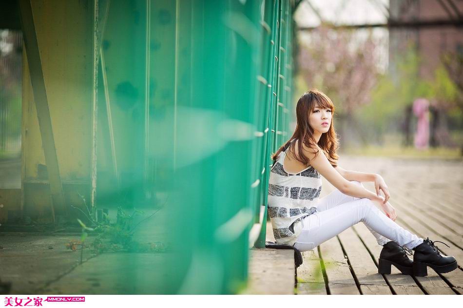 清纯校花废墟迷人写真