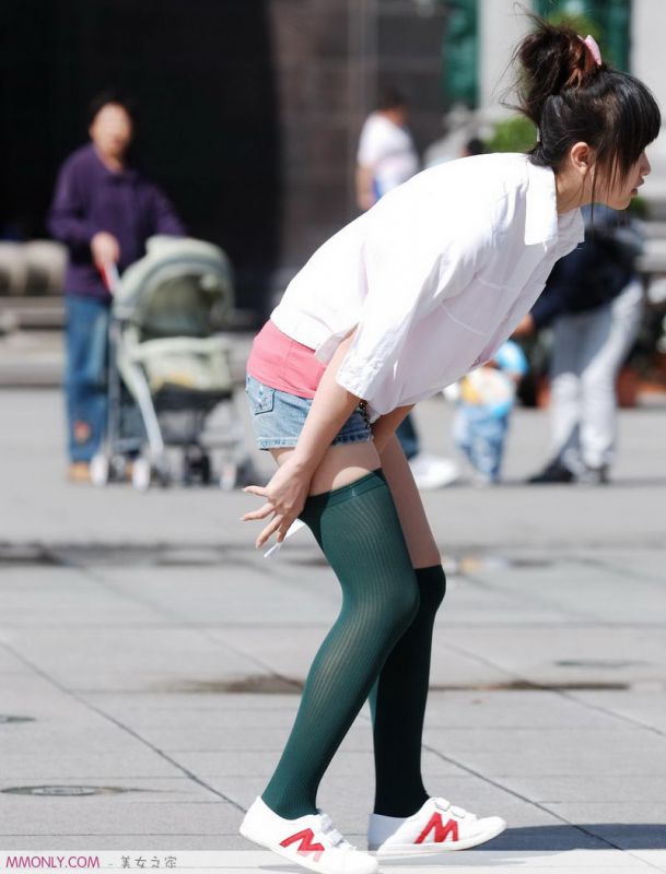 街拍丝袜可爱美女高清写真