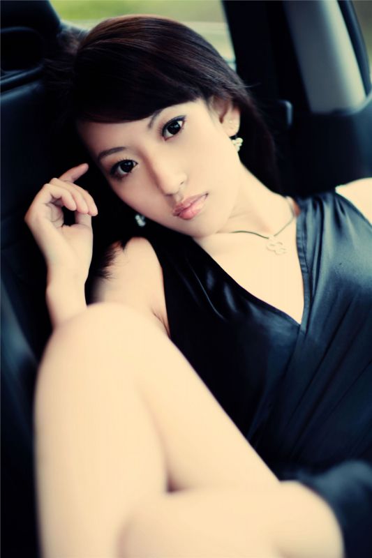 性感香车美女户外秀美腿写照