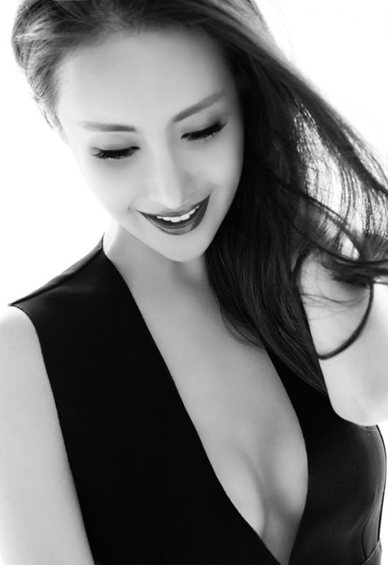 王若心性感酥胸女王范黑白写真