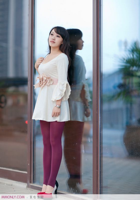 性感短裙美女街头卖萌高清写真