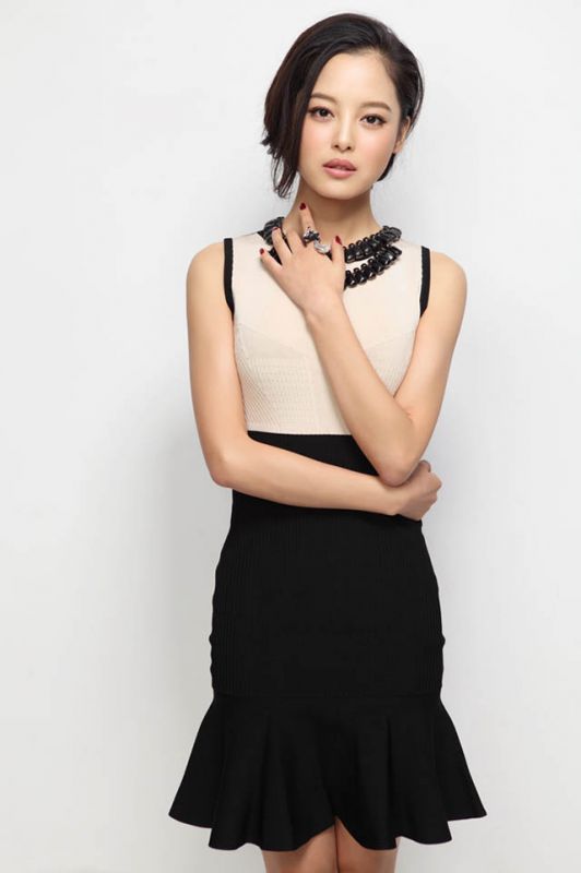 辛芷蕾短裙优雅迷人写真