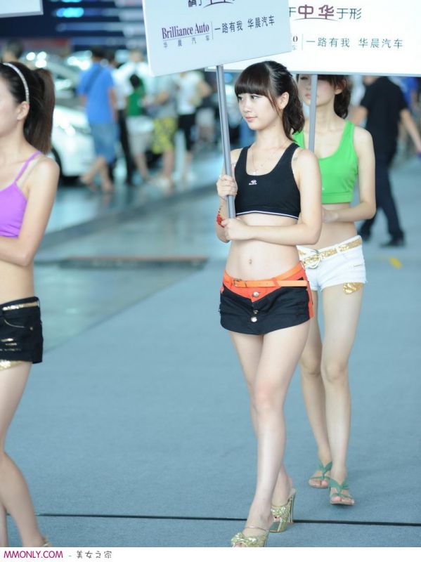 短裤美女车展高清写真