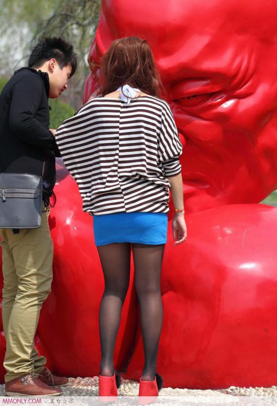 街拍时尚短裙丝袜美女高清写真
