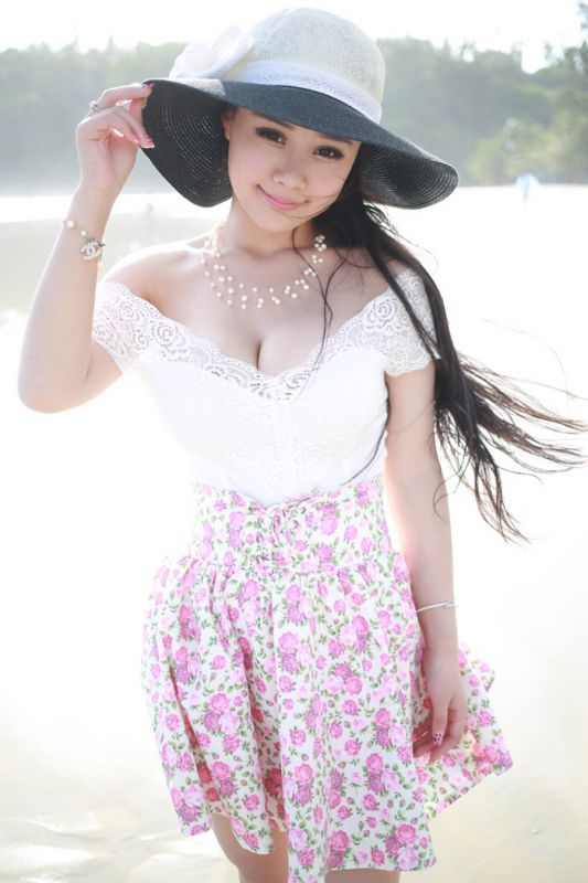 秀人嫩模可儿海边旅拍性感写真