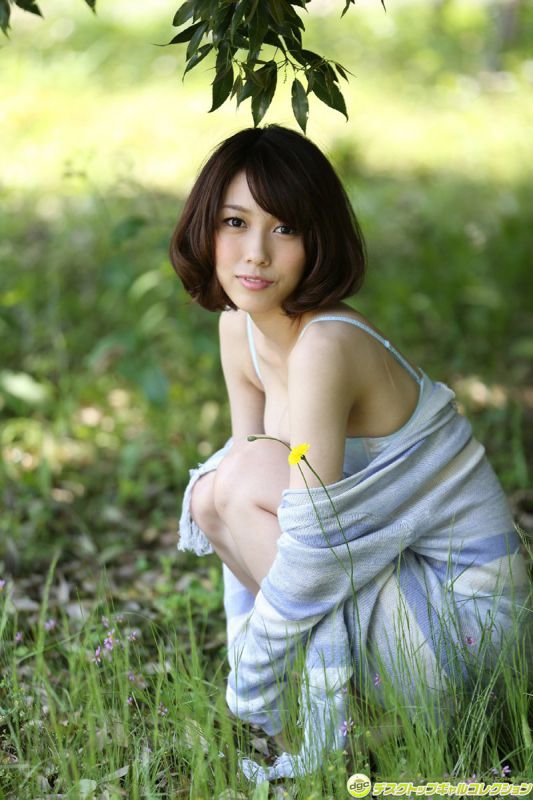 酥胸美女秦瑞[户外诱人写真