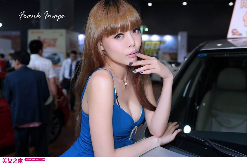 性感模特车展酥胸诱人写真