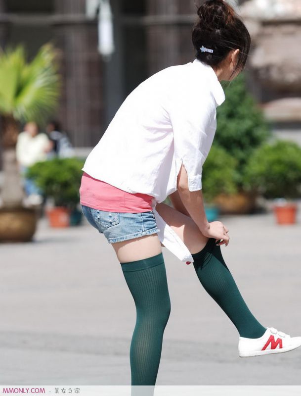 街拍丝袜可爱美女高清写真