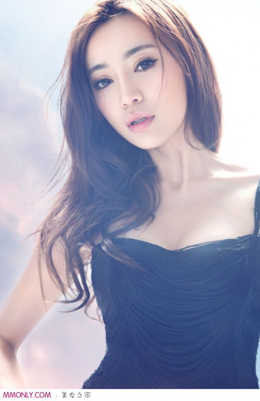 性感时尚吊带裙美女何苑私房写真