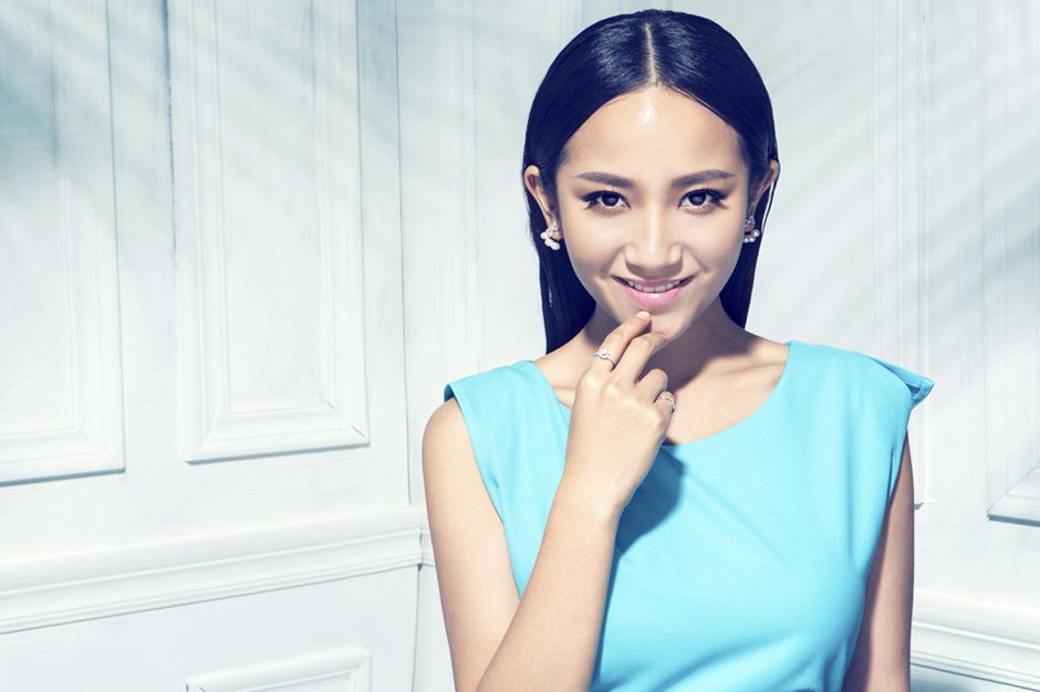 内地女演员解惠清靓丽短裙写真