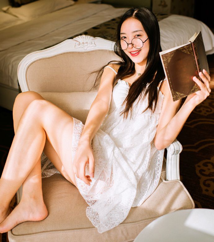 甜美吊带裙美女私房迷人写真