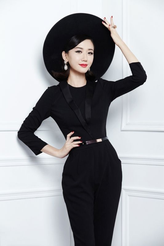 司珂华红唇优雅复古写真