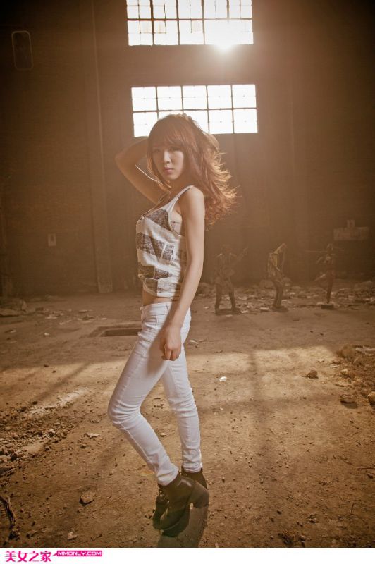 清纯校花废墟迷人写真