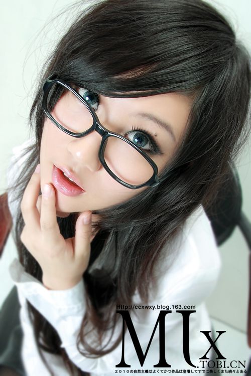 黑丝制服美女私房迷人写真