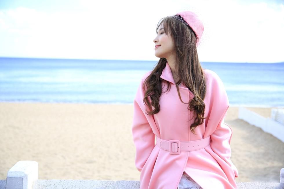 气质美女金莎海边游玩写真