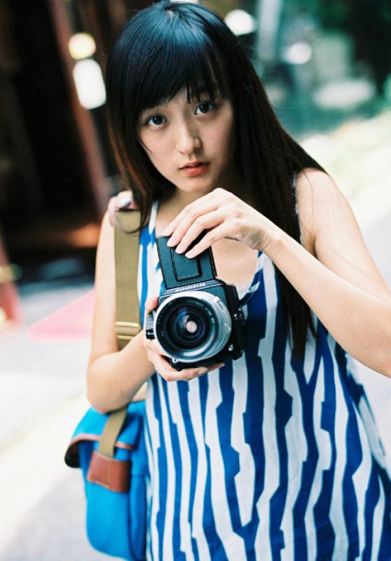 清纯美女何泓姗户外迷人写真