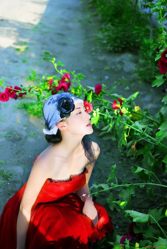 靓丽红裙美女户外迷人写真